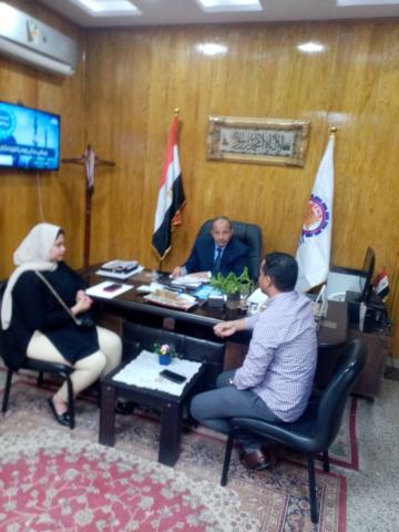 الدكتور صبري خالد وكيل وزارة التربية والتعليم بقنا أثناء بروتوكول تعاون مع مسئولي مستشفى شفاء الاورمان