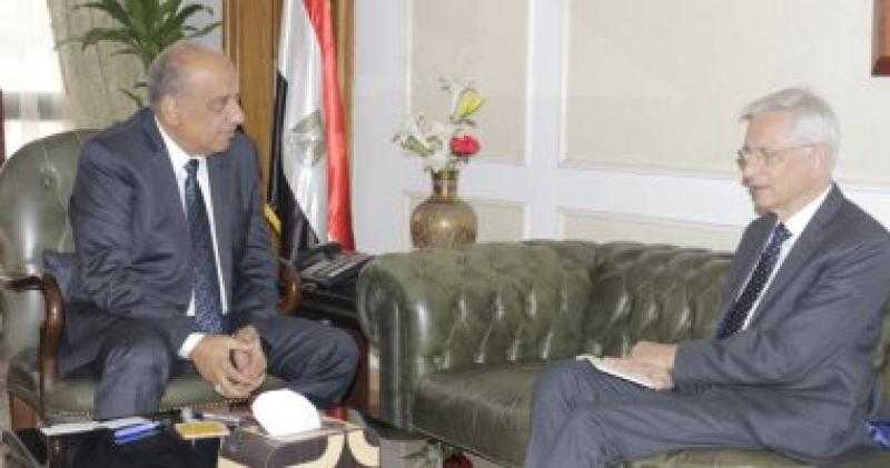 وزير قطاع الأعمال يبحث مع سفير فرنسا بالقاهرة تعزيز التعاون الاقتصادى والاستثمارى