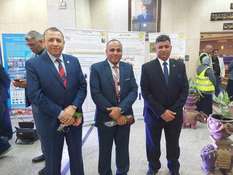 الدكتور خالد عمران  والدكتور حمدي حسانين يمثلان جامعة سوهاج في المنتدى الأول للجامعات المصرية بعنوان ” جامعاتنا المصرية ومستقبلنا الأخضر بعد COP 27”