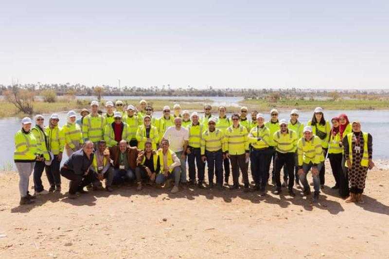 موظفي سيمكس في حملة تطوع لتنظيف النيل في أسيوط