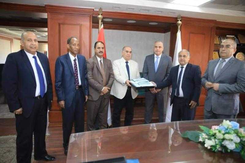 بقيمة 600 ألف جنيه مقدمة من البنك الزراعي .. محافظ سوهاج يشهد تسليم 3000 كوبون مواد غذائية لتوزيعها على الأسر الأكثر احتياجا