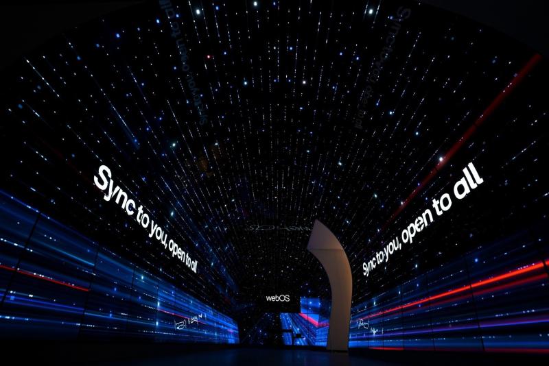 شركة LG تثير إعجاب الحضور في معرض CES 2024 بمنطقة تجربة نظام WEBOS الغامرة
