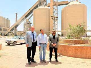 زيارة نائب رئيس مجلس إدارة المعهد المعهد العالى للهندسة بالطود  وعميد المعهد لمصنع الأسمنت بقنا لبحث سبل التعاون المشترك