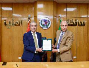 رئيس البنك الزراعي المصري ومحافظ المنيا يوقعان بروتوكول تعاون لتمويل المنتفعين بأراضي أملاك الدولة  ويشهدان تسليم 130 سيارة ميكروباص لتوفير خدمة نقل آمنه لمواطني المحافظة