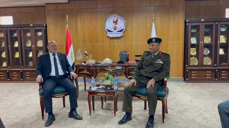 رئيس جامعة سوهاج يكرم المستشار العسكري للمحافظة تقديرًا لجهوده