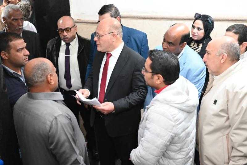 رئيس جامعة سوهاج يلتقي بالمرضى داخل مستشفى الطوارئ الجديد ويطمئن على مستوى الرعاية الصحية ،