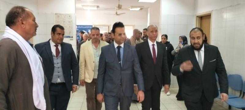 تيسيرا علي المواطنين بقرية كوم إشقاو. ووسط حضور كبير من أهالي القرية   دويدار يفتتح وحدة العلاج الطبيعي وعيادة الأسنان بوحدة طب الأسرة القديمة