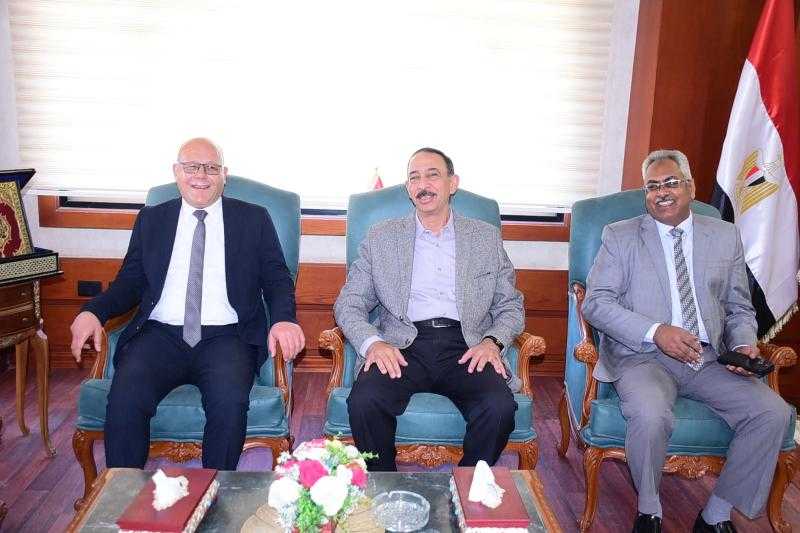 *رئيس جامعة سوهاج يؤكد دعمه الكامل للمحافظ الجديد لخدمة الإقليم خلال لقاء مثمر لبحث آفاق التعاون المشترك*