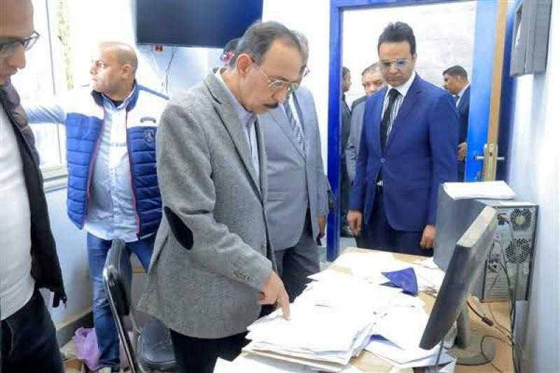 إنذارات عاجلة وإحالات للتحقيق..  محافظ سوهاج يشدد القبضة خلال جولة مفاجئة بالمنشاة محافظ سوهاج يحيل 4 مسؤولين للتحقيق في جولة مفاجئة بالمنشاة في تحرك ميداني حاسم يعكس توجهات المرحلة المقبلة،