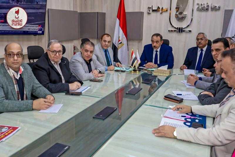 محافظ سوهاج يعقد اجتماعًا للجنة تقنين أراضي الدولة ويوجه بالتوسع في التوعية بقانون التصرف في أملاك الدولة الخاصة