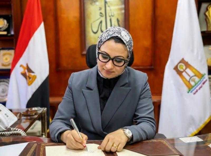محافظ الوادي الجديد: إيقاف أثنين من العاملين بالإدارة الهندسية بالوحدة المحلية لقرى جناح عن العمل وإحالتهم للنيابة العامة