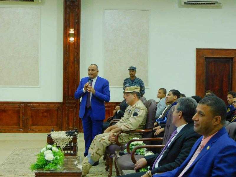 *جامعة سوهاج تعزز الوعي الوطني لدى طلابها بزيارة ميدانية للقاعدة العسكرية البحرية بسفاجا*   نظمت جامعة سوهاج زيارة ميدانية لطلابها إلى القاعدة العسكرية البحرية بمدينة سفاجا،،