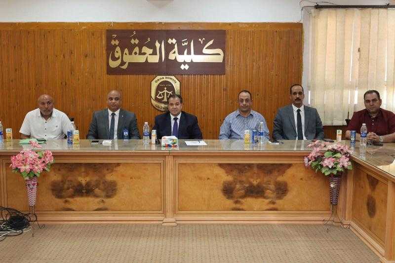 رئيس جامعة قنا يعقد لقاءً موسعًا مع أعضاء هيئة التدريس بكلية الحقوق