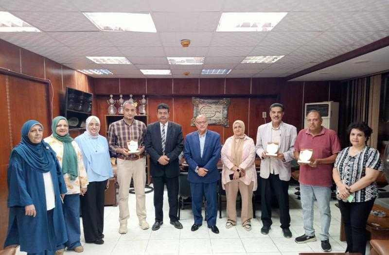 مدير تعليم سوهاج يكرم سفراء التطوير لمعلمي ماده العلوم