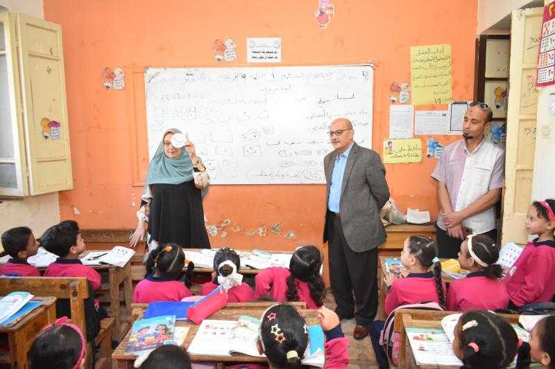 مدير تعليم سوهاج يتابع انتظام الدراسة والانضباط المدرسي بمدارس إدارة سوهاج التعليمية