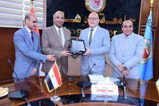 الطب البشري المركز الاول والعلوم الثاني.. جامعة سوهاج تعلن نتائج مسابقة أفضل كلية في خدمة المجتمع والنعماني يكرم الفائزين*