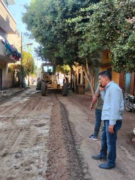 أهالي العسيرات يشيدون بالدور الذي يقوم به الاستاذ طلعت الطيب بإعادة تسوية الطرق